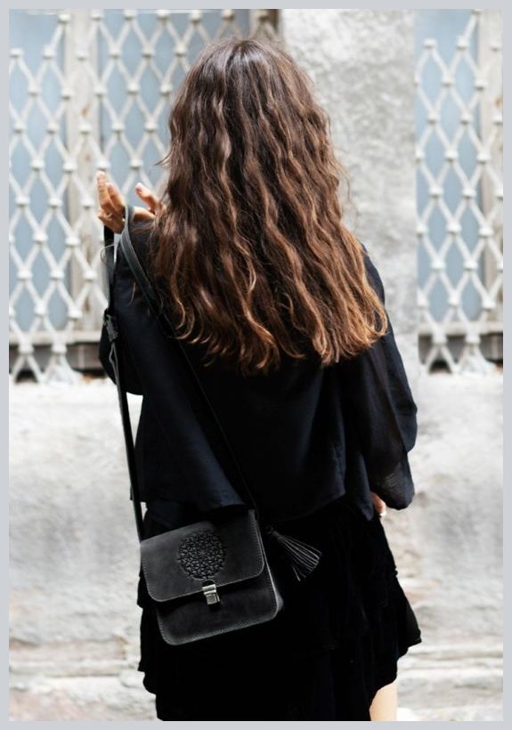 Кожаная женская бохо-сумка черного цвета BlankNote Лилу (12624)