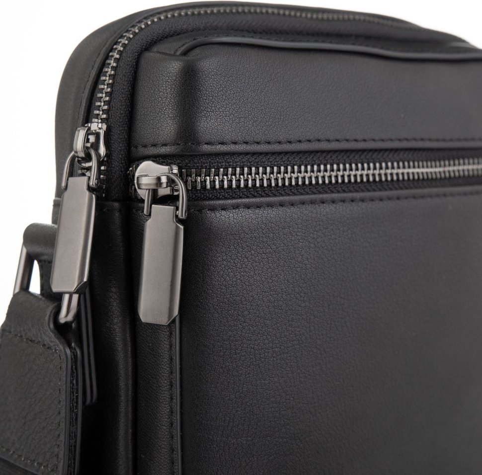 Качественная наплечная мужская сумка черного цвета из качественной кожи Tiding Bag (15806)