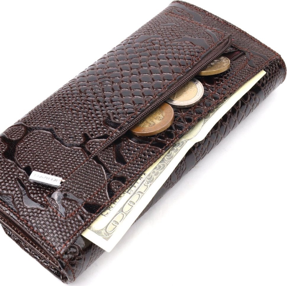 Лаковий жіночий гаманець із клапаном з натуральної шкіри під рептилію коричневого забарвлення KARYA (2421114)