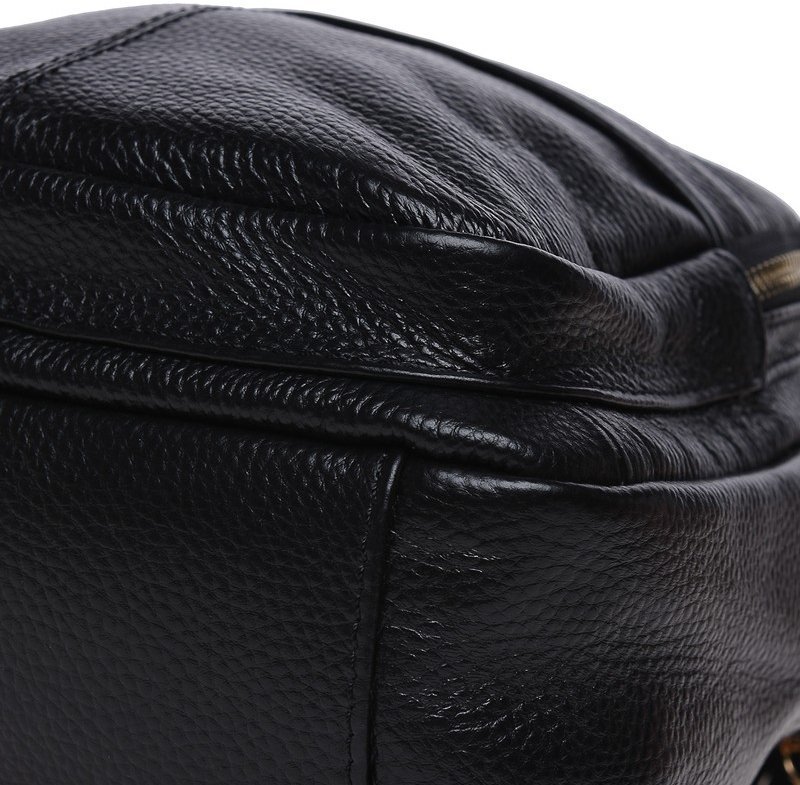 Жіночий шкіряний рюкзак чорного кольору на блискавці Keizer (19269)