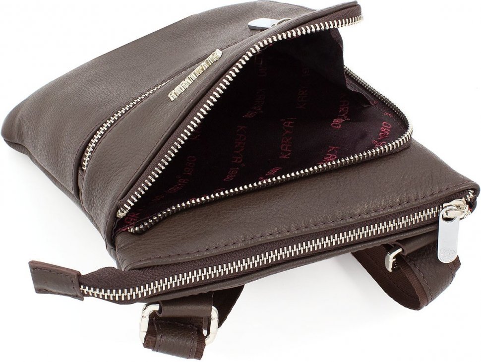 Шкіряна сумка-планшет коричневого кольору з одним містким відділенням KARYA (12404)