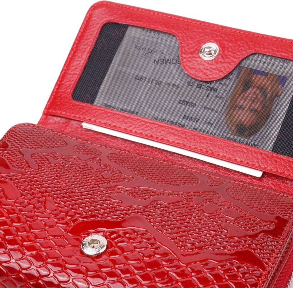 Жіночий гаманець з натуральної шкіри червоного кольору з лаковим покриттям KARYA (2421428)