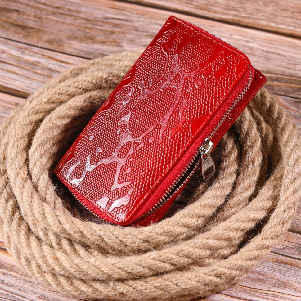 Жіночий гаманець з натуральної шкіри червоного кольору з лаковим покриттям KARYA (2421428)