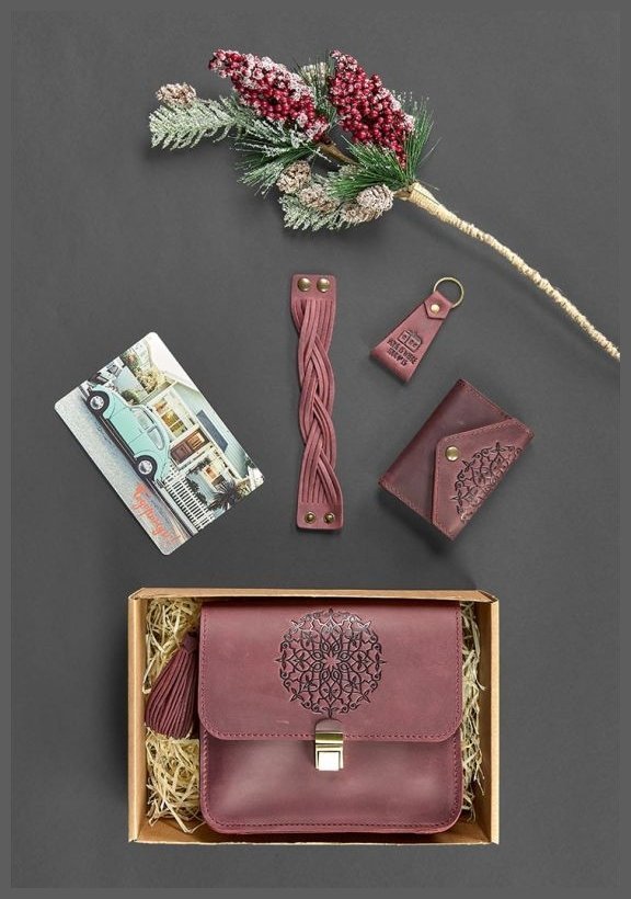 Женский подарочный набор из винтажной кожи (сумка, картхолдер, браслет, брелок) BlankNote (12351)