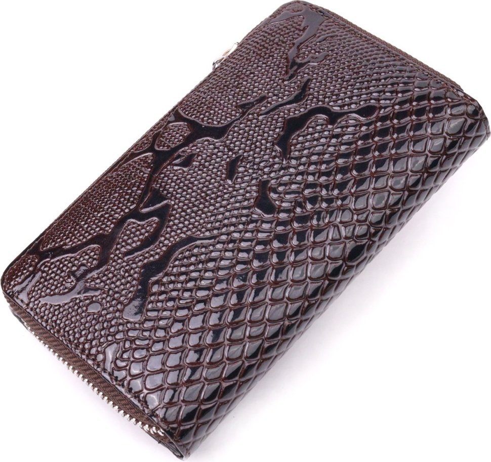 Жіночий гаманець коричневого кольору з лакової шкіри під рептилію KARYA (2421429)