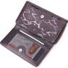 Жіночий гаманець коричневого кольору з лакової шкіри під рептилію KARYA (2421429) - 3
