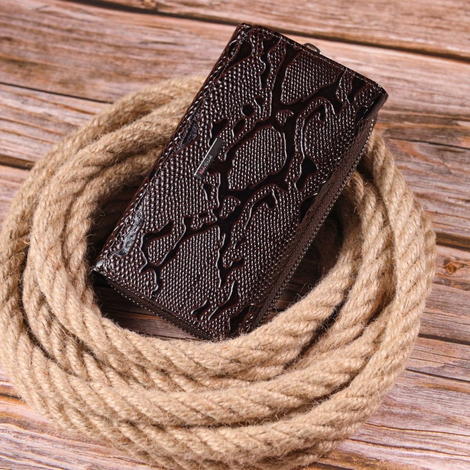 Жіночий гаманець коричневого кольору з лакової шкіри під рептилію KARYA (2421429)