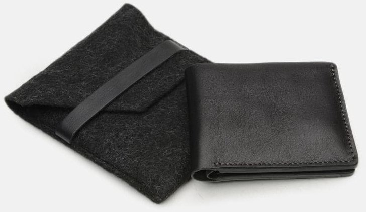 Чоловічий шкіряний гаманець чорного кольору з фіксацією на магніти Ricco Grande 65631