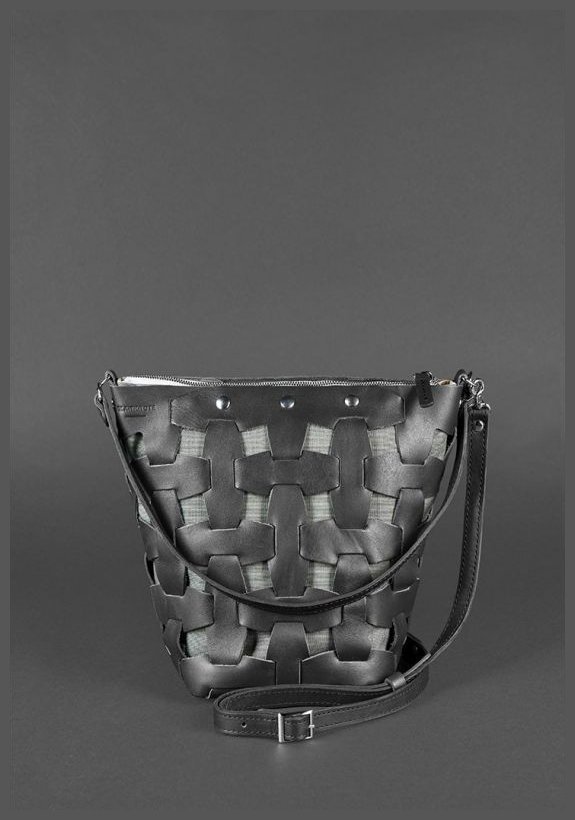 Шкіряна плетена жіноча сумка-кроссбоді чорного кольору BlankNote Пазл M 78731