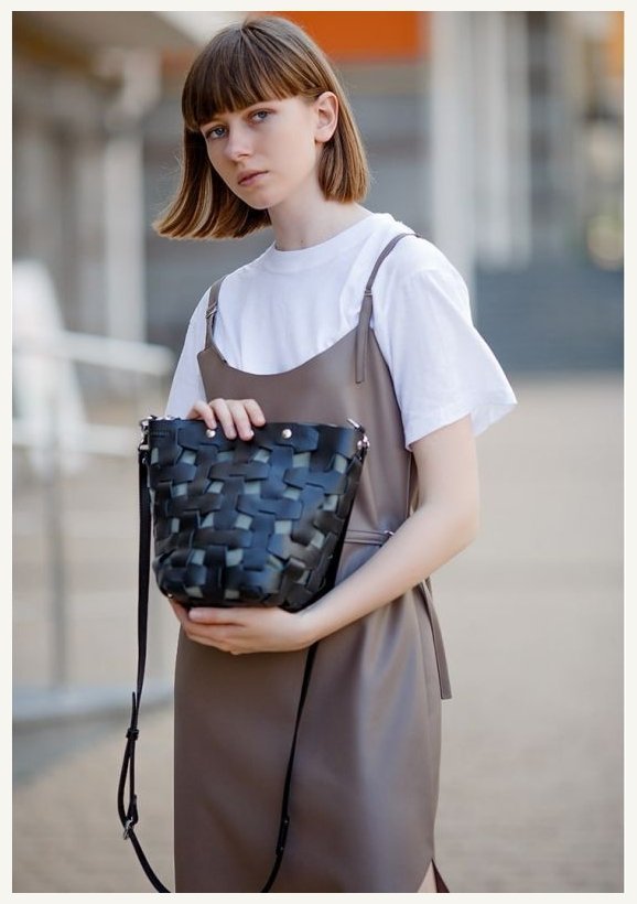 Кожаная плетеная женская сумка-кроссбоди черного цвета BlankNote Пазл M 78731