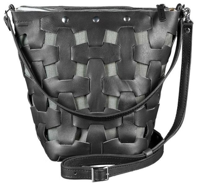 Шкіряна плетена жіноча сумка-кроссбоді чорного кольору BlankNote Пазл M 78731