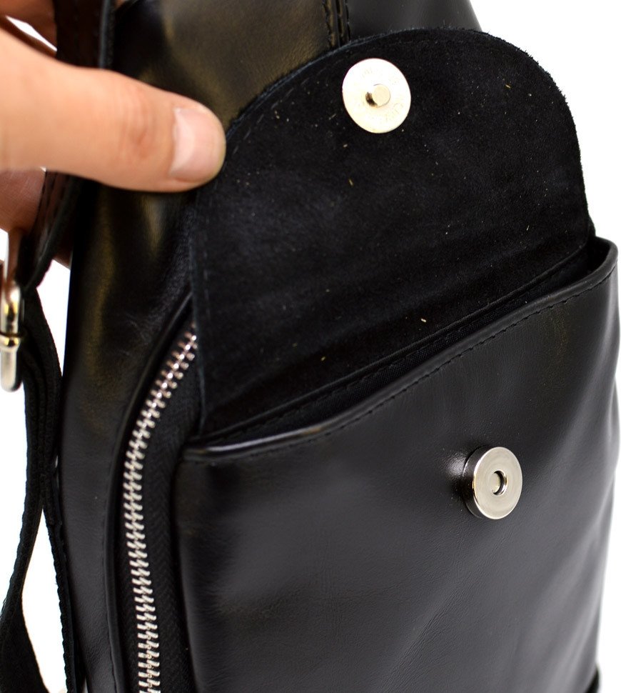 Мужской кожаный рюкзак-слинг черного цвета с одной лямкой TARWA (21658)