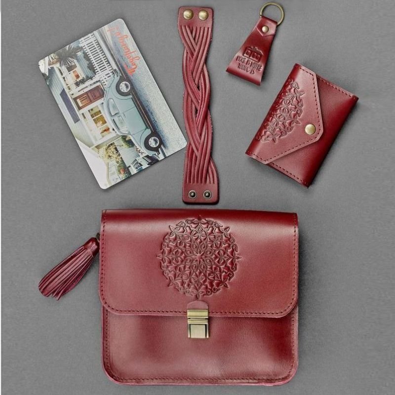 Женский подарочный набор бордового цвета из сумки, кардхолдера, браслета и брелока BlankNote (12335)
