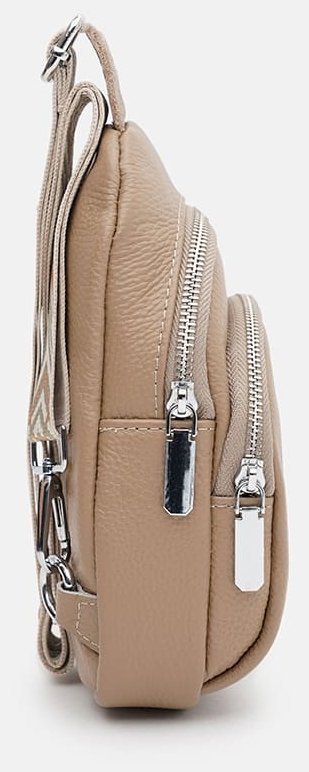 Женская сумка слинг из фактурной кожи с текстильным плечевым ремнем Borsa Leather 104532 бежевого цвета modnotak фото №4