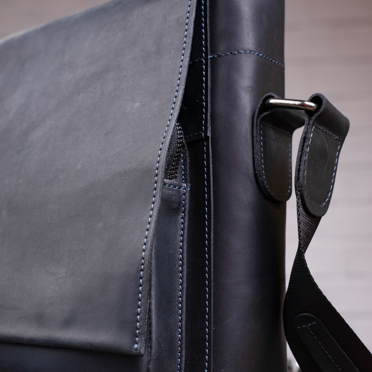 Вертикальная мужская сумка-мессенджер из кожи крейзи хорс в черном цвете SHVIGEL (11112)