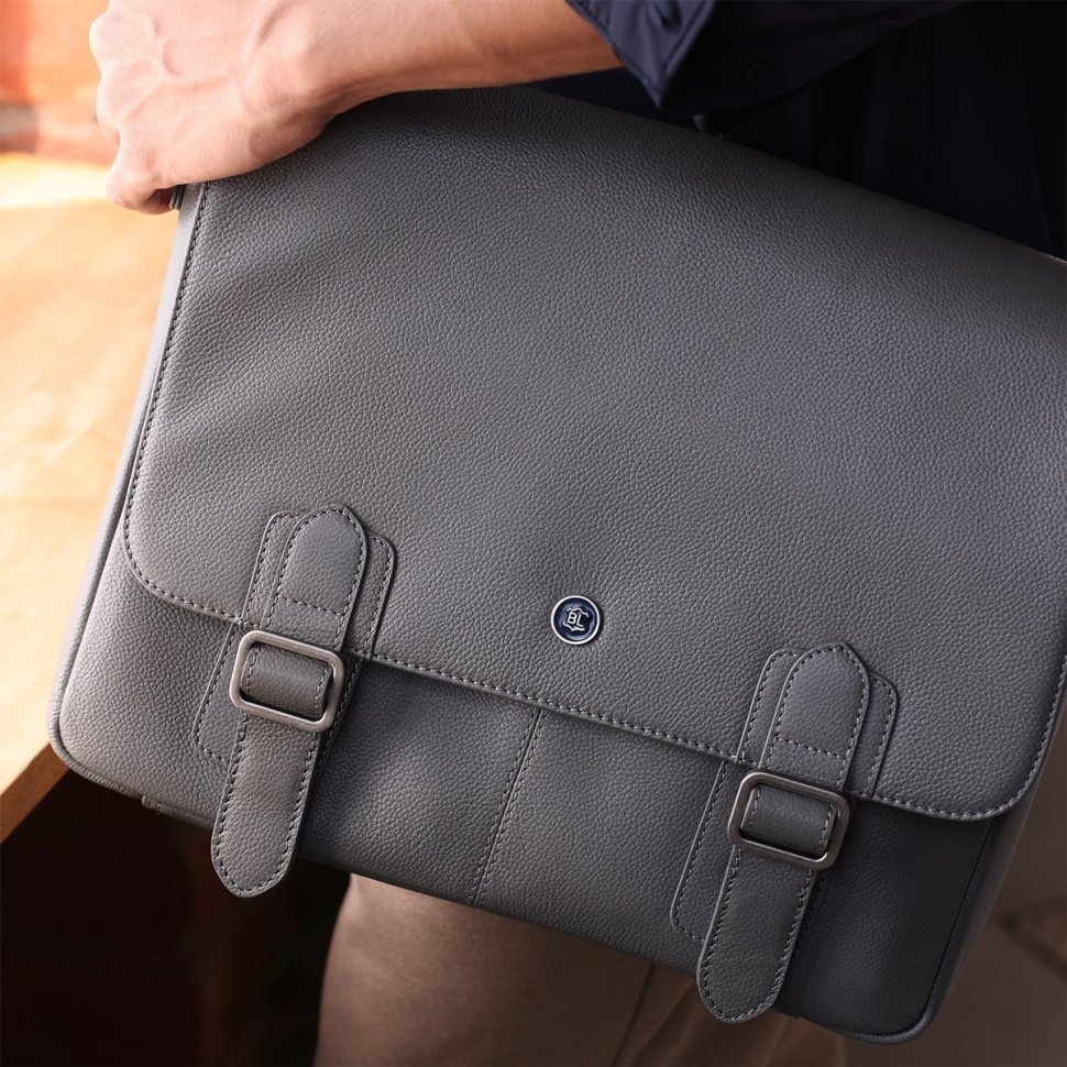 Вместительная мужская сумка мессенджер из натуральной кожи для ноутбука 15" Brampton London Emissary 94533 серого цвета modnotak фото №12