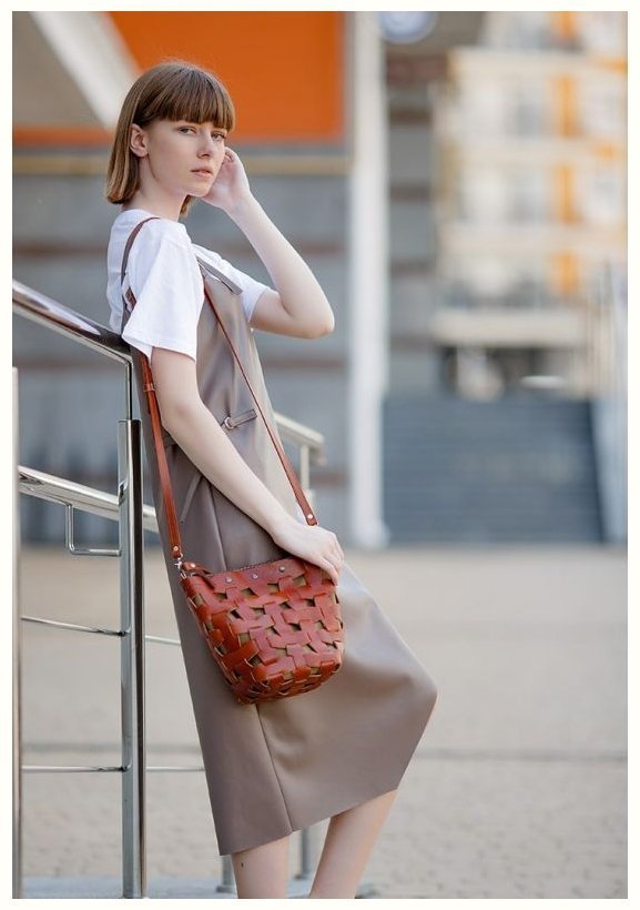 Кожаная плетеная женская сумка на плечо светло-коричневого цвета BlankNote Пазл M 78733