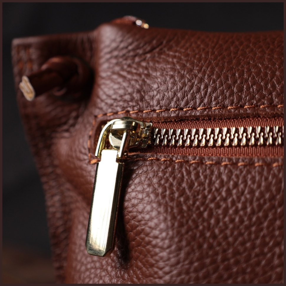 Середня жіноча сумка на плече із фактурної шкіри коричневого кольору Vintage 2422397