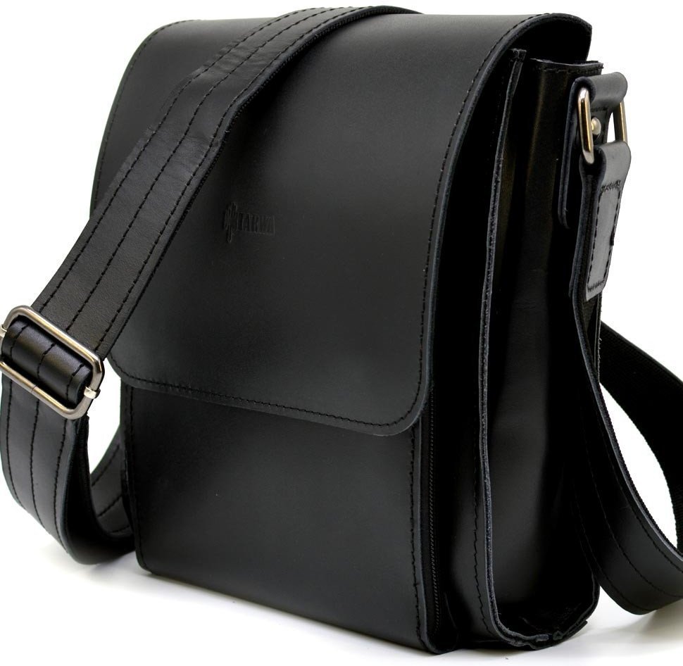 Плечевая мужская сумка классического типа из натуральной черной кожи TARWA (19869)