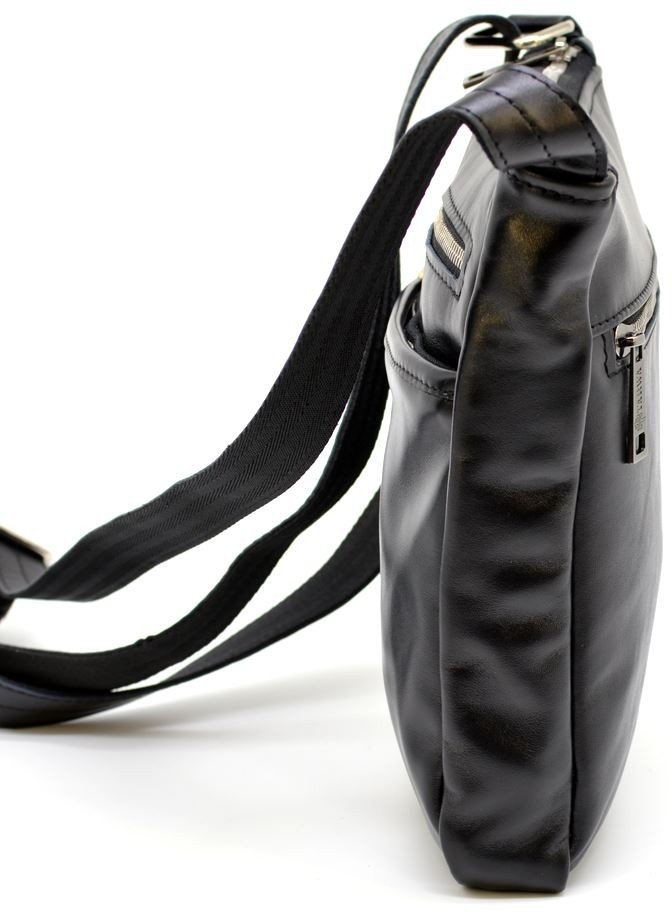 Вертикальная мужская сумка из натуральной черной кожи через плечо TARWA (19643)
