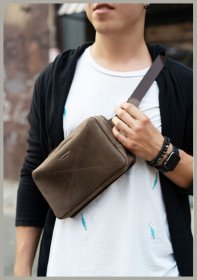 Темно-коричневая бананка из натуральной кожи на молнии BlankNote Dropbag Maxi (12691)