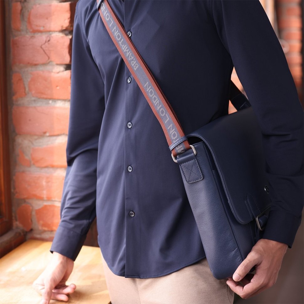 Деловая мужская сумка мессенджер из фактурной кожи для ноутбука до 15" Brampton London Emissary 94534 (Синего цвета) modnotak фото №13