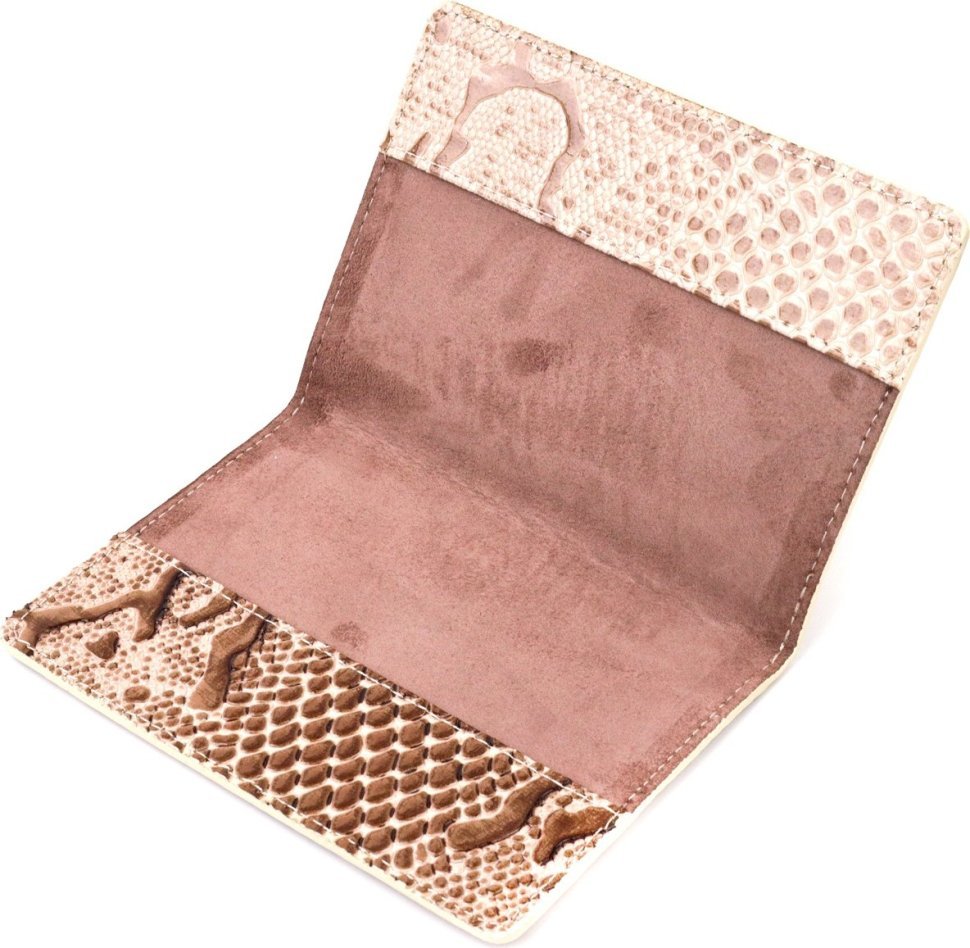Бежевая обложка на паспорт из натуральной лаковой кожи с тиснением под змею KARYA (2420920)