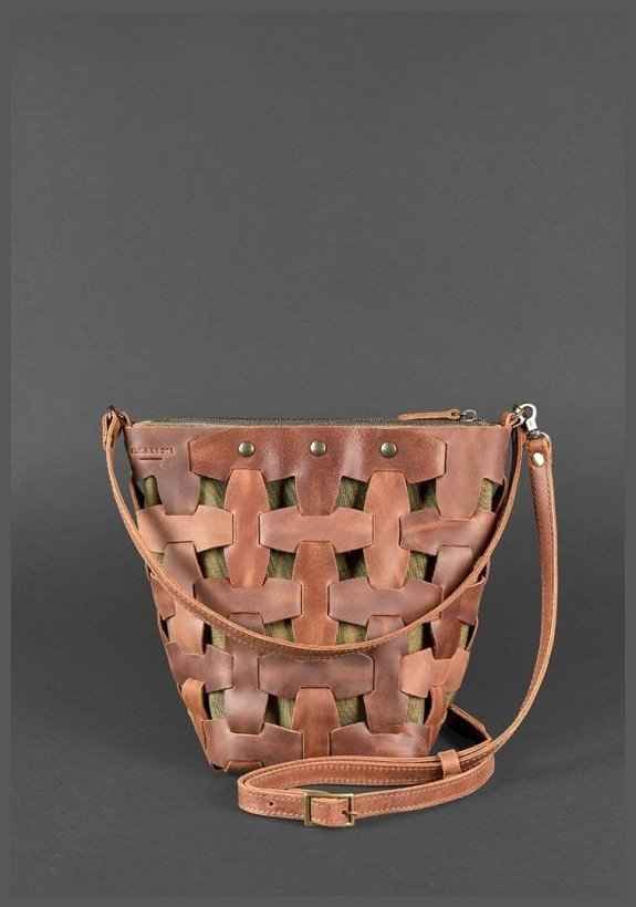 Жіноча сумка середнього розміру із плетеної шкіри крейзі хорс світло-коричневого кольору BlankNote Пазл M 78734