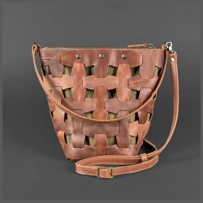 Жіноча сумка середнього розміру із плетеної шкіри крейзі хорс світло-коричневого кольору BlankNote Пазл M 78734