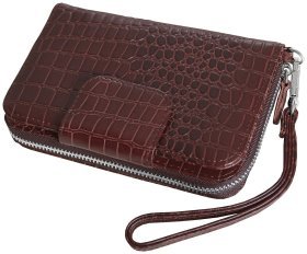 Коричневый кошелек с блоком для карт на кнопке из натуральной кожи под крокодила с кистевым ремнем Vip Collection 102335