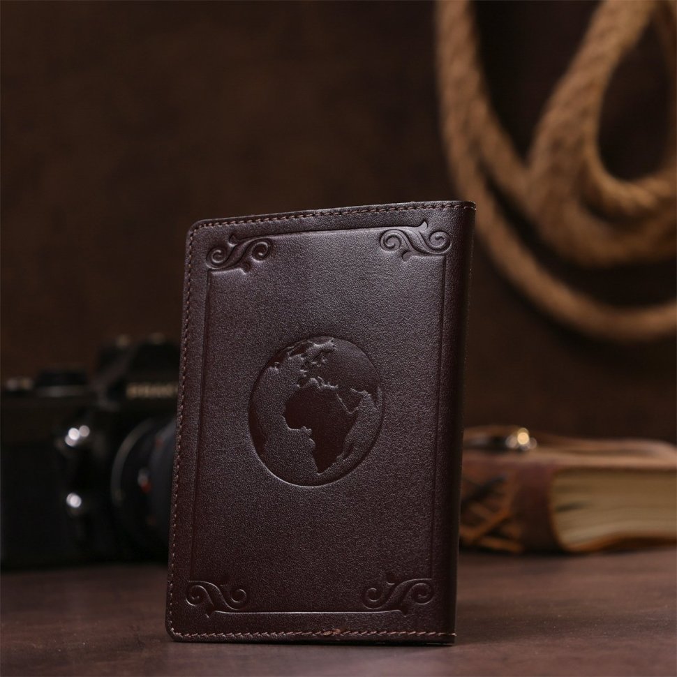 Шкіряна обкладинка на паспорт коричневого кольору з картою світу SHVIGEL (2413983)