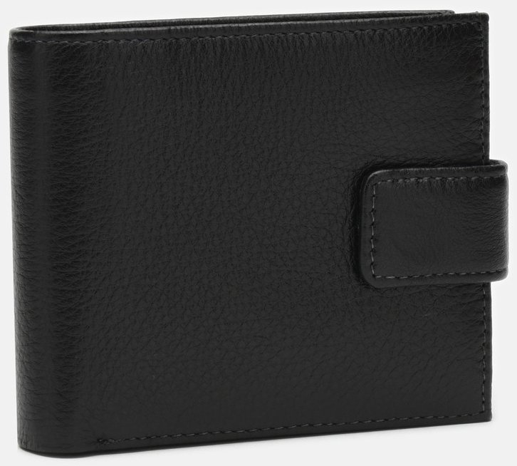 Мужское портмоне из фактурной кожи черного цвета с хлястиком на маните Ricco Grande 65935