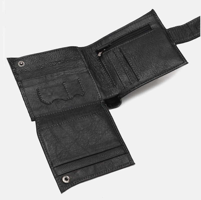 Чоловічий портмоне із фактурної шкіри чорного кольору з хлястиком на маніті Ricco Grande 65935
