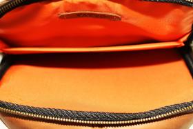 Стильный кожаный рюкзак рыжего цвета на одно плечо VATTO (11977) - 2