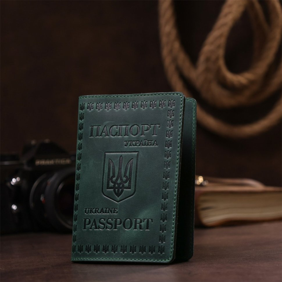 Добротна обкладинка для паспорта з натуральної шкіри зеленого кольору SHVIGEL (2416134)