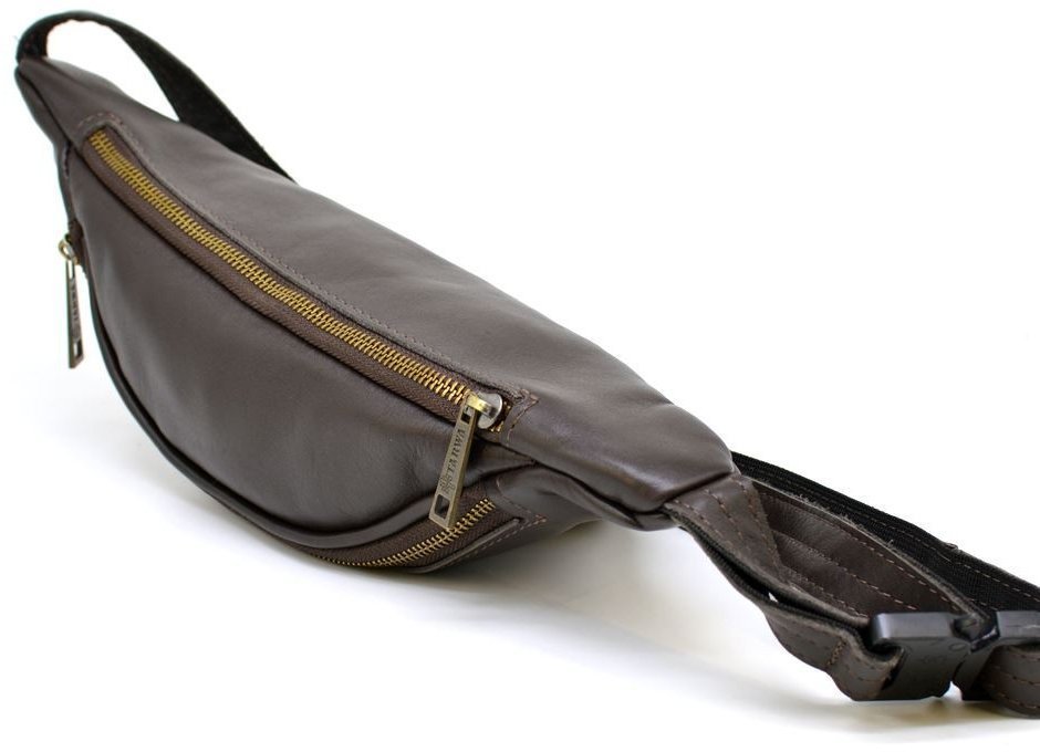Коричневая сумка на пояс классического типа из натуральной кожи TARWA (19874)
