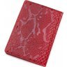 Элегантная обложка на паспорт красного цвета с тиснением под змею KARYA (092-019) - 3