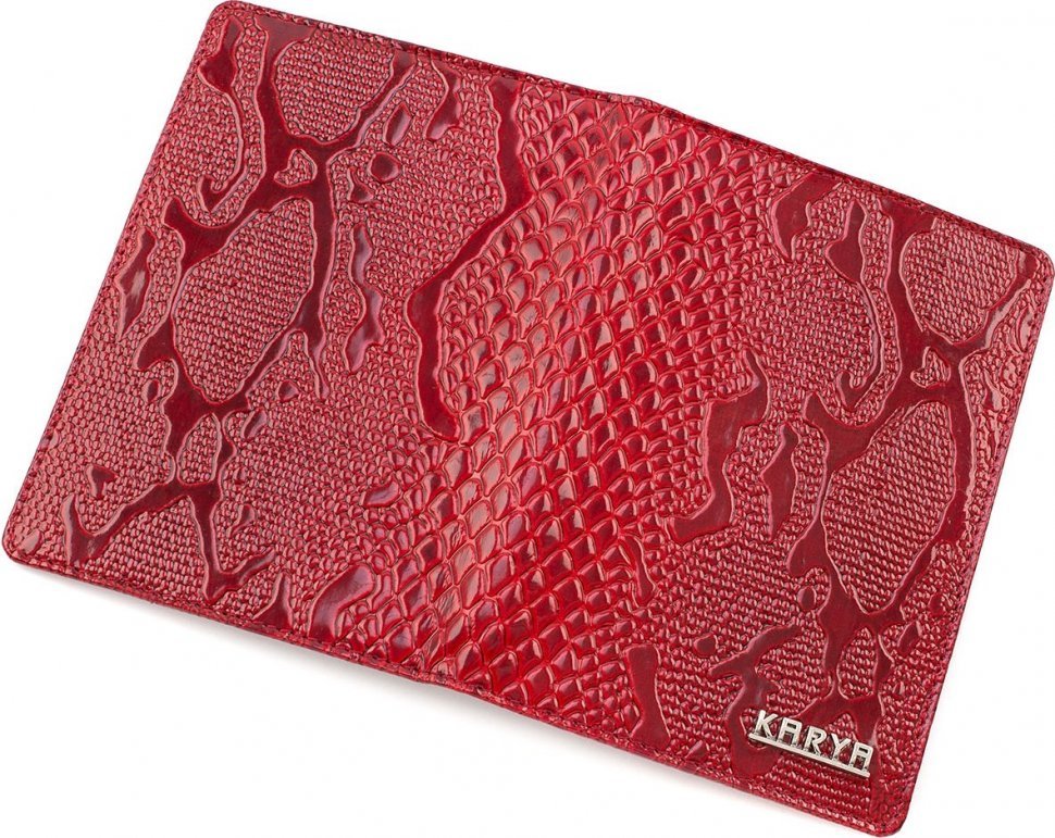 Елегантна обкладинка на паспорт червоного кольору з тисненням під змію KARYA (092-019)