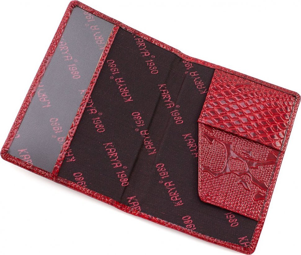 Элегантная обложка на паспорт красного цвета с тиснением под змею KARYA (092-019)