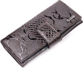 Коричневий жіночий гаманець з натуральної шкіри під змію з хлястиком на магніті KARYA (2421025)