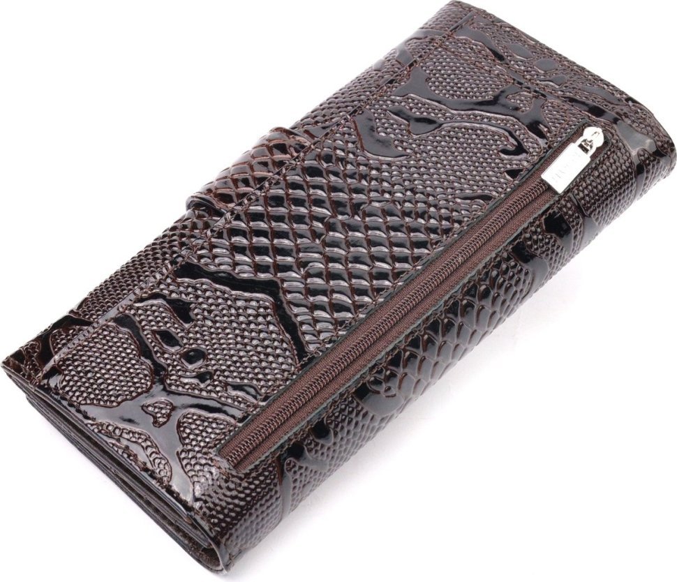 Коричневий жіночий гаманець з натуральної шкіри під змію з хлястиком на магніті KARYA (2421025)