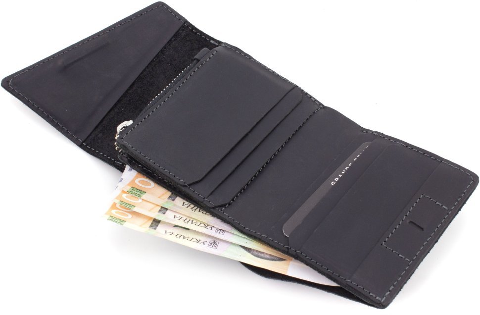 Чорний матовий гаманець із вінтажної шкіри з фіксацією на магніт Grande Pelle 67839