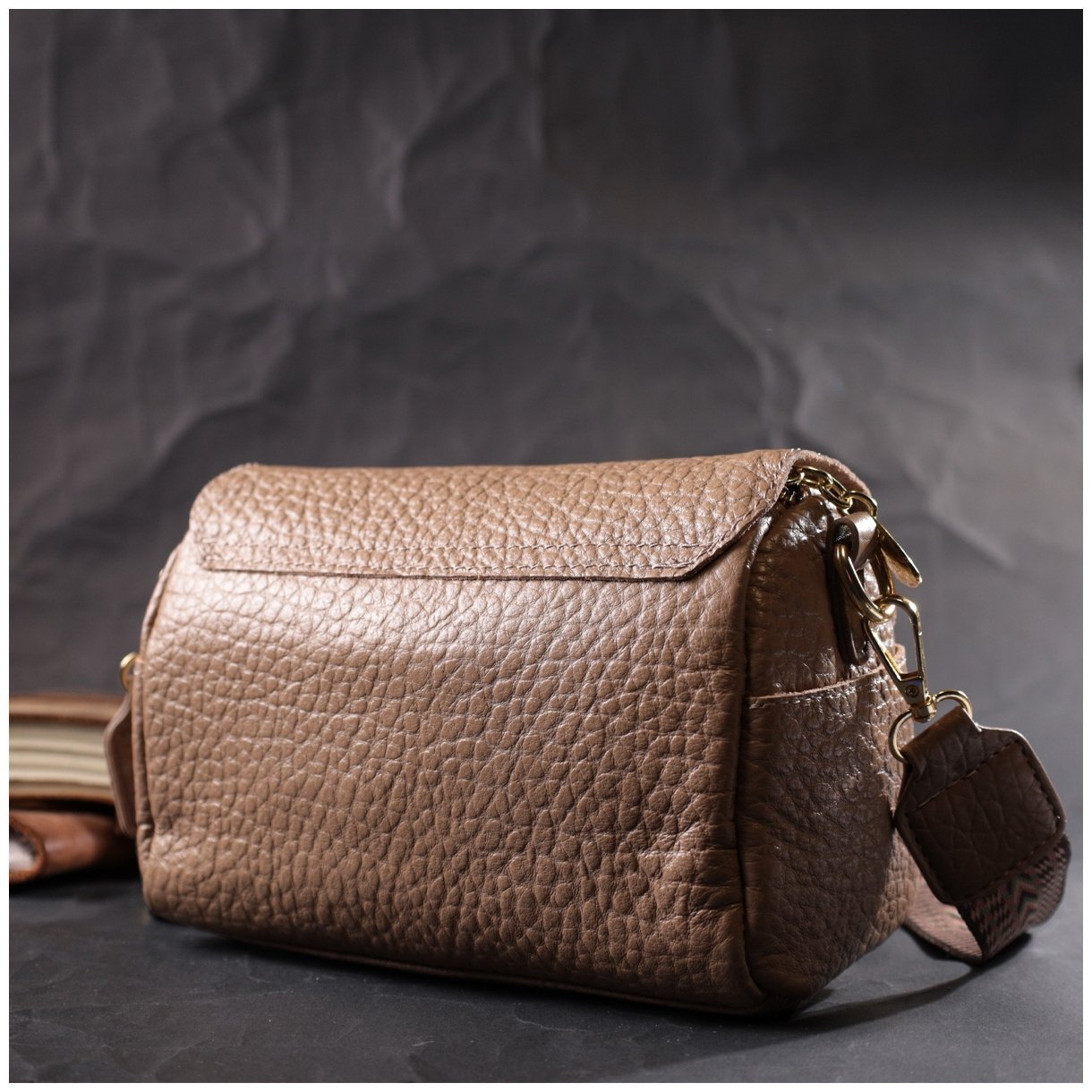 Бежевая женская сумка-кроссбоди из натуральной кожи с текстильной плечевой лямкой Vintage 2422403