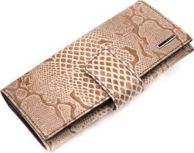 Жіночий гаманець бежевий з натуральної шкіри бежевого кольору з фактурою під змію KARYA (2421026)