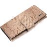 Жіночий гаманець бежевий з натуральної шкіри бежевого кольору з фактурою під змію KARYA (2421026) - 1