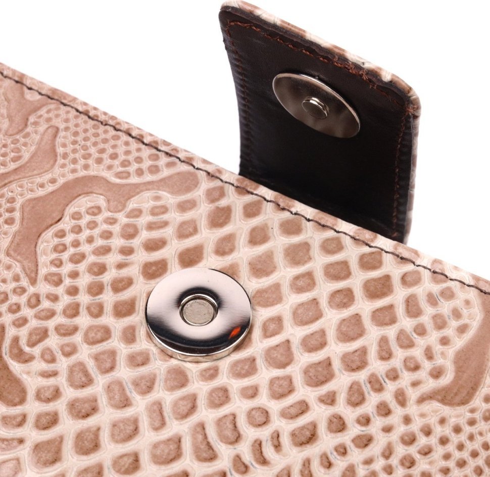 Жіночий гаманець бежевий з натуральної шкіри бежевого кольору з фактурою під змію KARYA (2421026)