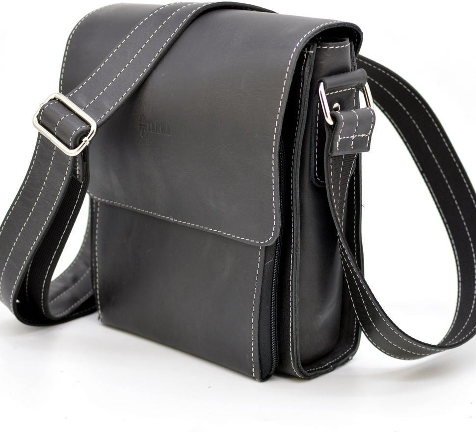 Матовая черная мужская сумка на плечо из натуральной кожи с белой строчкой TARWA (19942)