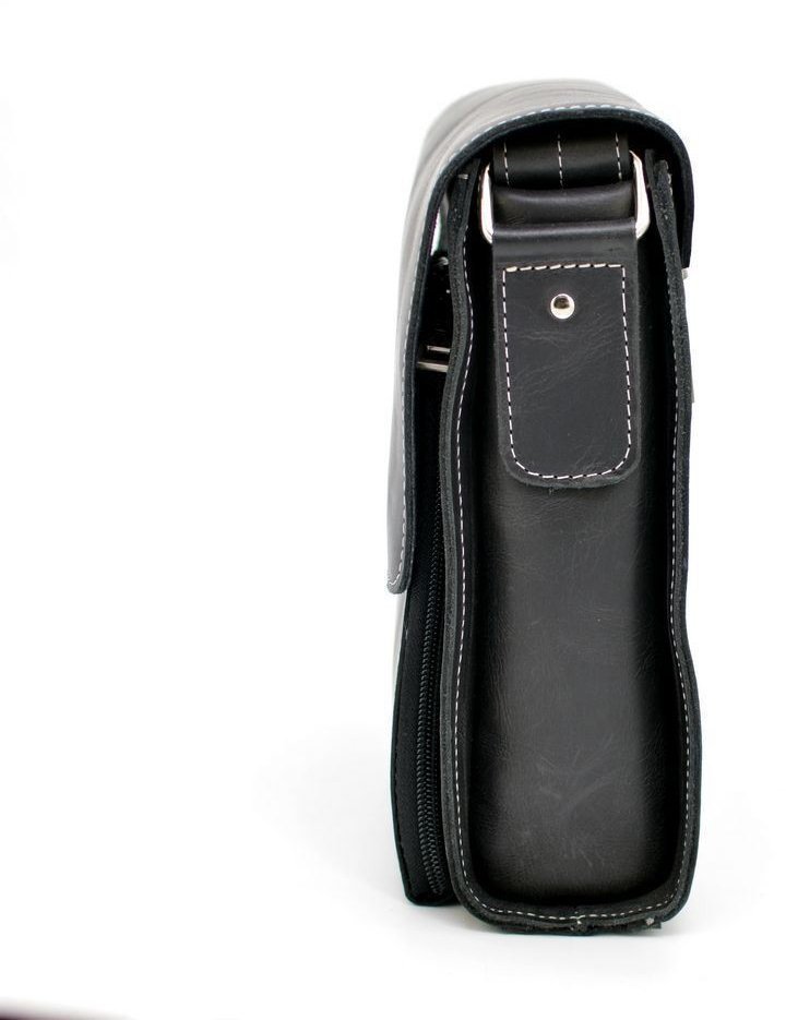 Матовая черная мужская сумка на плечо из натуральной кожи с белой строчкой TARWA (19942)
