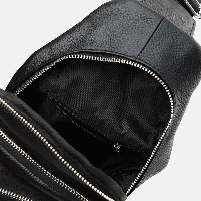 Зручна чоловіча сумка-слінг із фактурної шкіри чорного кольору Keizer (56242)