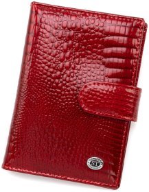 Женская кожаная лаковая обложка для паспорта и карточек ST Leather 97742 красного цвета
